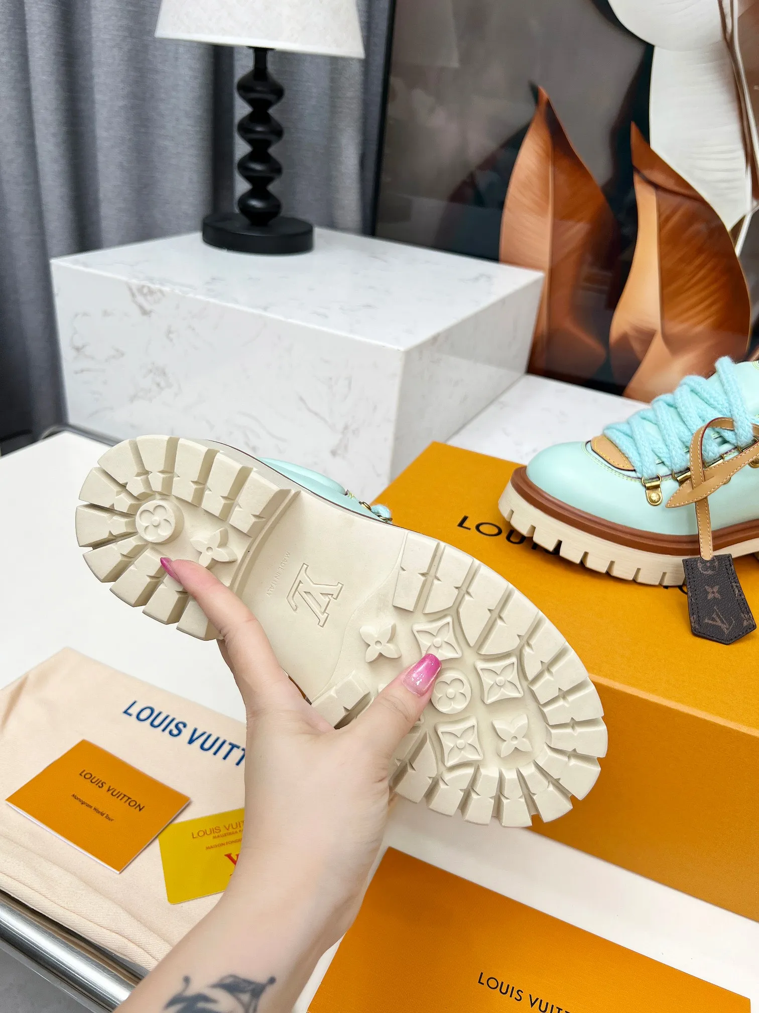 p660💰"Couple Style" LV Louis Vuitton's 2025 autumn and winter new style, developed one-to-one from the original version, retro fashionable, handsome and cool mountaineering derby shoes are now available.  Material: Imported first-layer cowhide Lining: Imported lambskin Outsole: Original molded TR non-slip outsole Sole height: 3.5cm Shoe size: Same style for men and women 35-45
